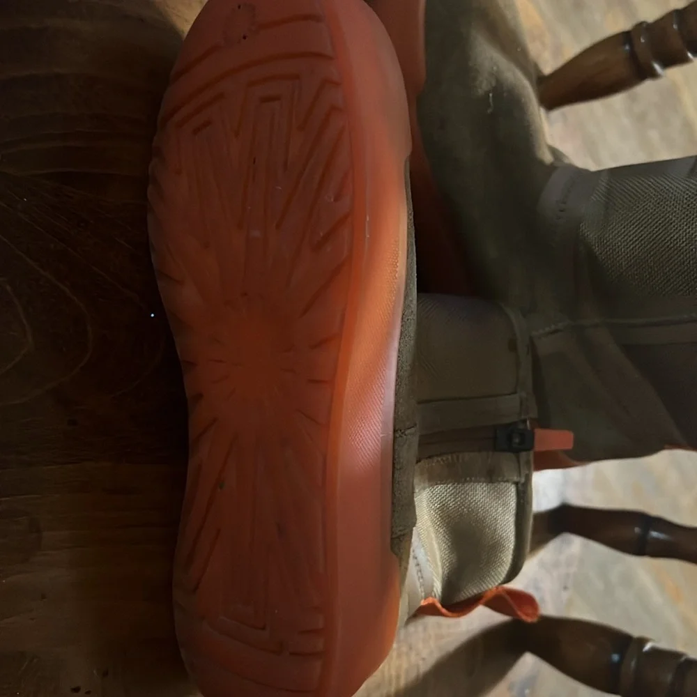 Uggs size 6 - Picture 2 of 3